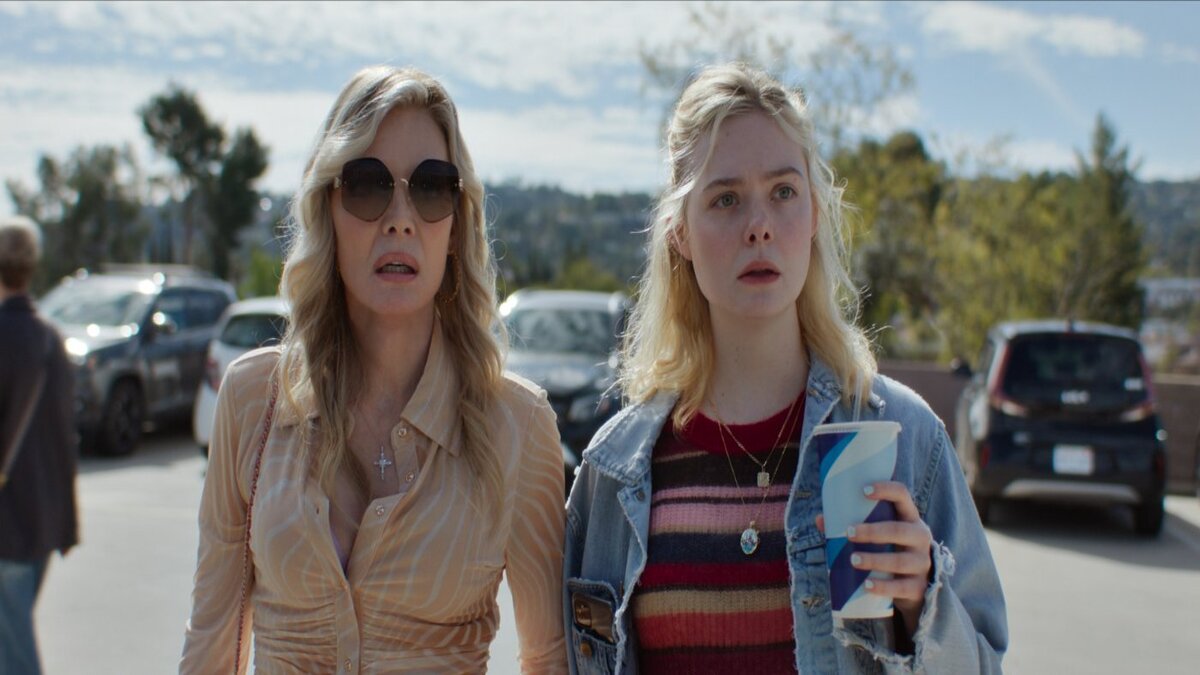 Michelle Pfeiffer ed Elle Fanning in Margo ha problemi di soldi, una delle prossime Serie Tv Apple TV