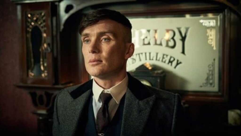 Tommy Shelby In una scena di Peaky Blinders, una delle migliori serie tv britanniche da vedere