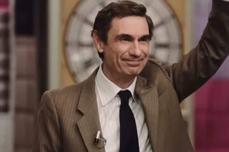 Fabrizio Gifuni veste i panni di Enzo Tortora in Portobello, serie tv da vedere su HBO Max