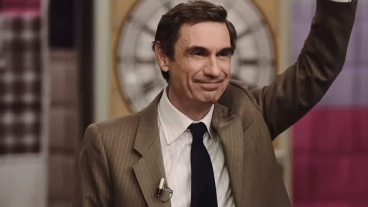 Fabrizio Gifuni veste i panni di Enzo Tortora in Portobello, serie tv da vedere su HBO Max