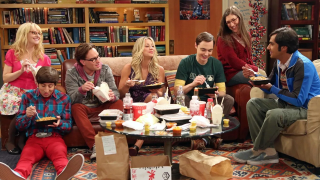 Amici e non solo. I protagonisti di The Big Bang Theory di fronte a uno dei soliti loro pasti a base di cibo etnico