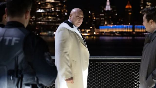 Wilson Fisk parla con i membri della sua task force