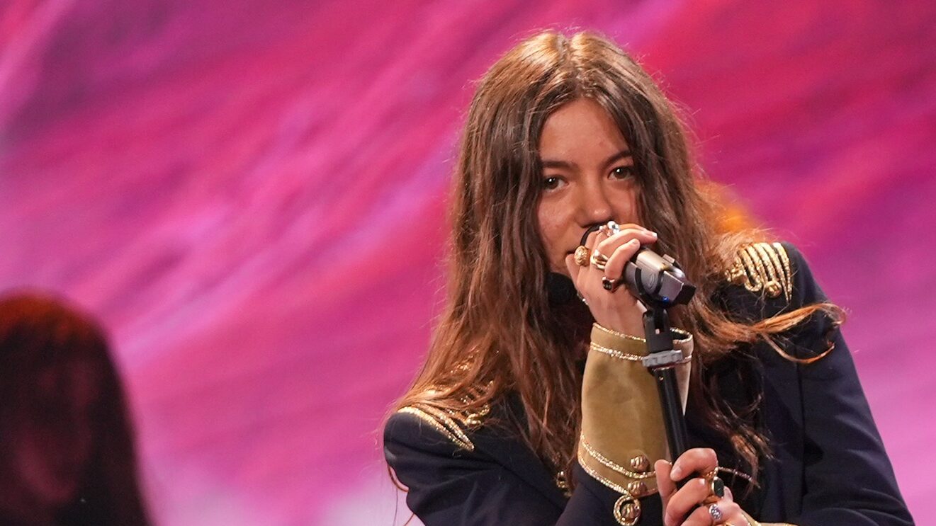 Elena nella seconda puntata di Amii 2026