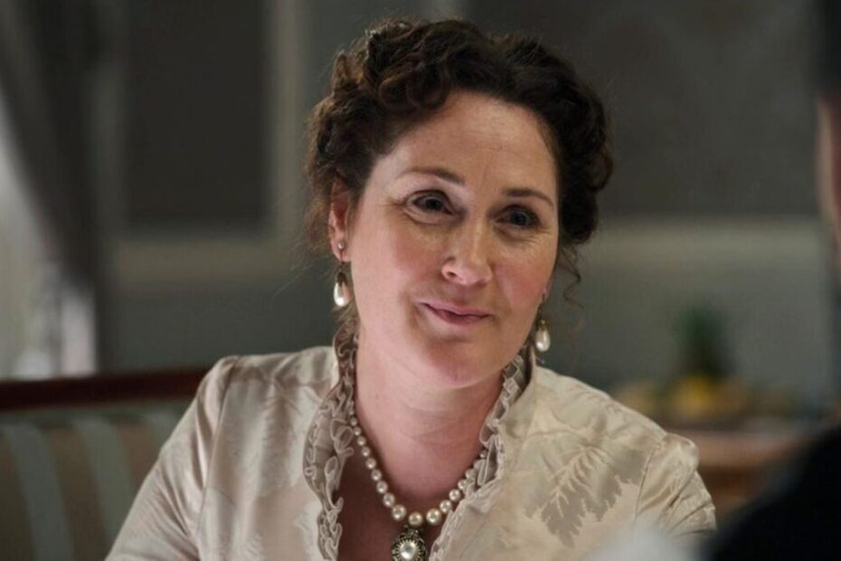 Lady Violet in una scena di Bridgerton