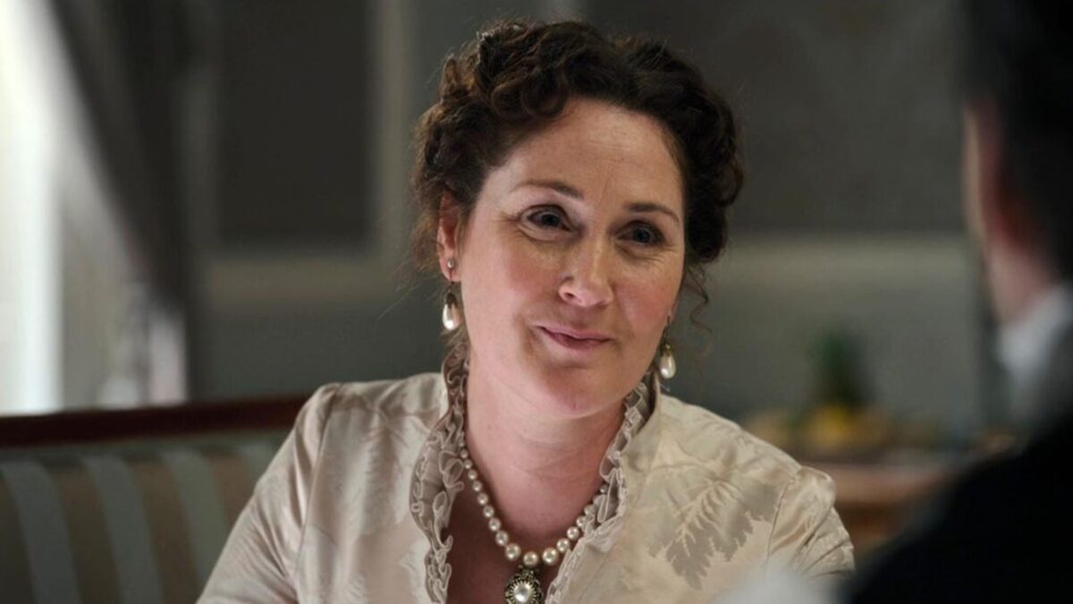 Lady Violet in una scena di Bridgerton