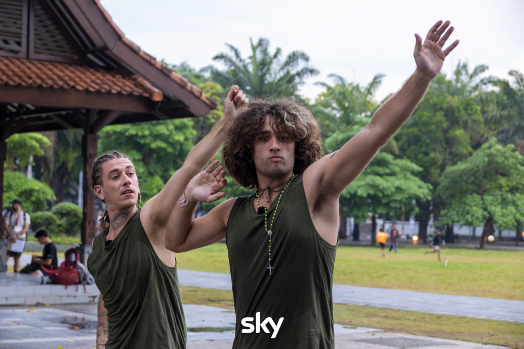 I Rapper eseguono la danza indonesiana nella seconda puntata di Pechino Express 2026 - Immagini concesse da Sky Italia