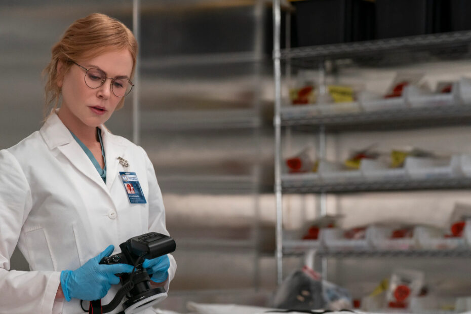 Scarpetta osserva un suo paziente, con il suo tipico rigore