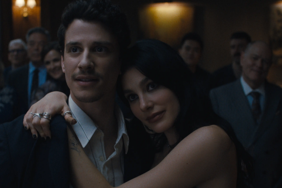 Camila Morone e Adam DiMarco nella quinta puntata di Something very bad is going to happen