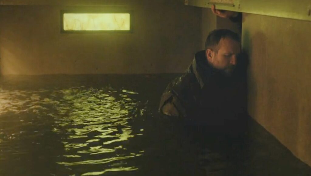 Eric Bull rischia la vita in Under Salt Marsh 1x06