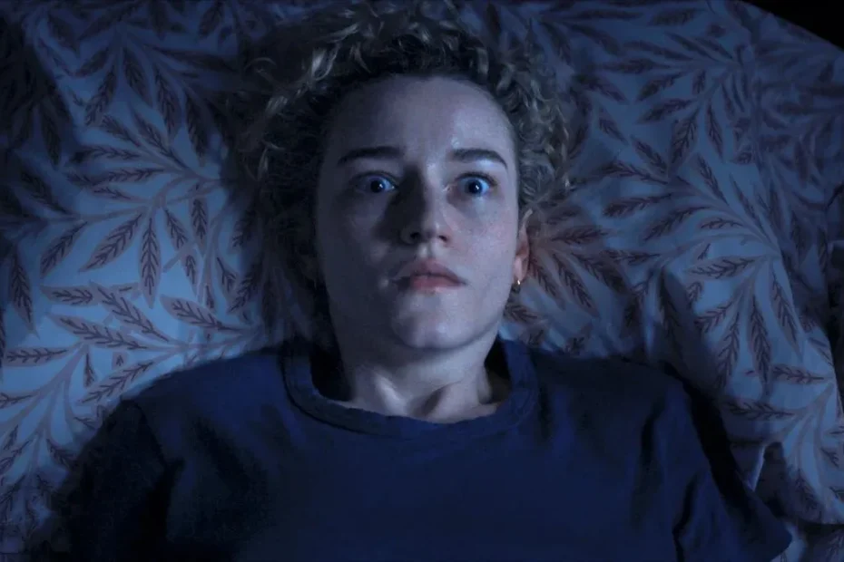 Julia Garner in una scena di Weapons, uno dei migliori film usciti ad agosto