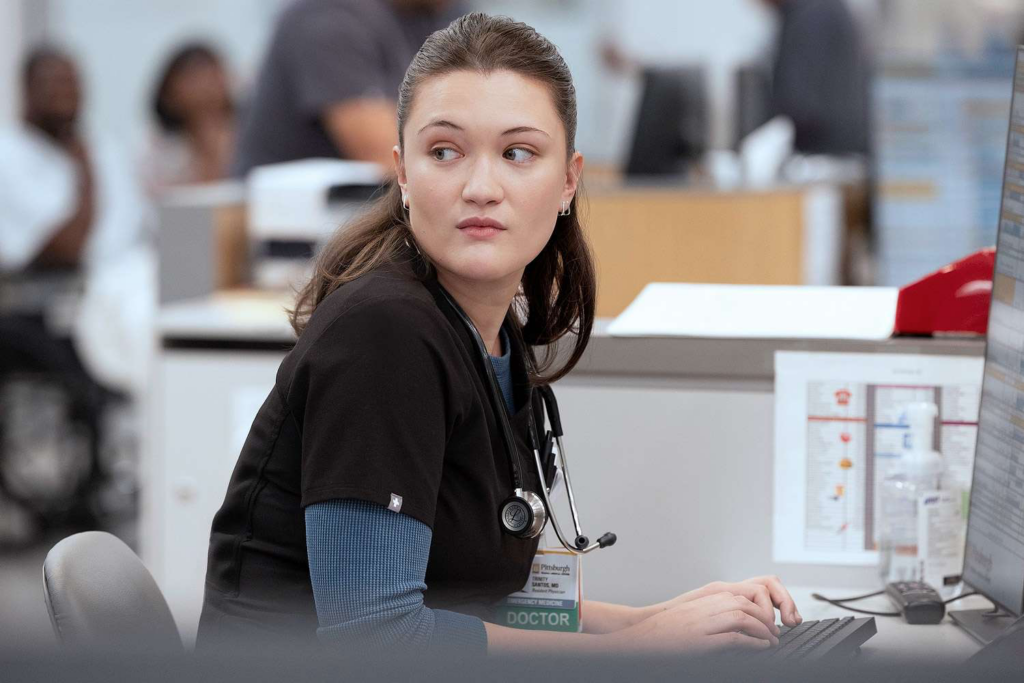 Santos in una scena di The Pitt 2