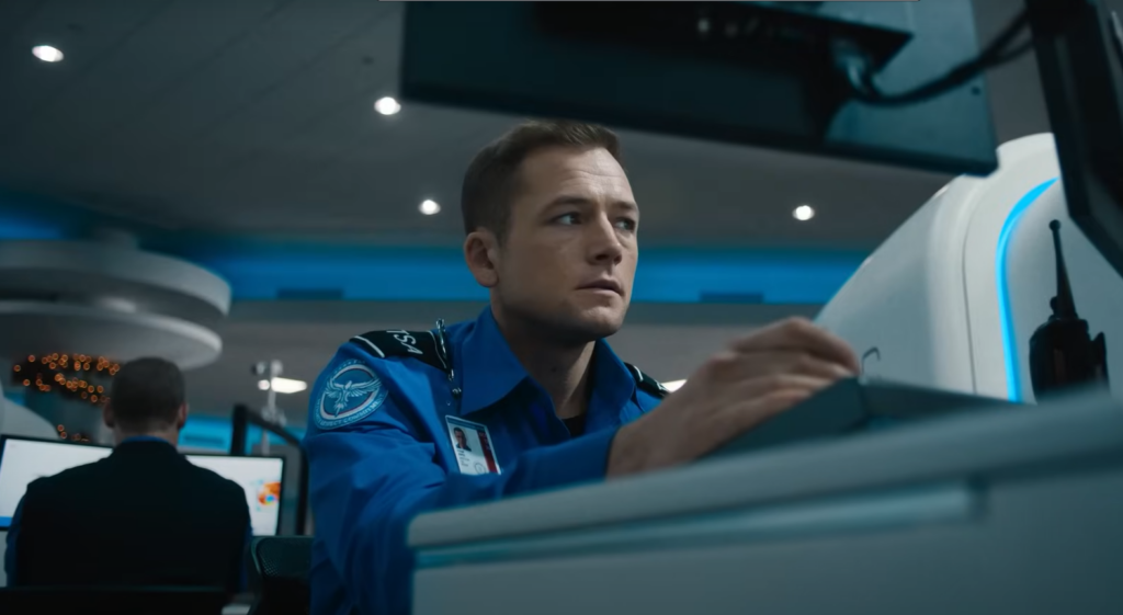 Taron Egerton una scena di Carry-On, uno dei migliori film da vedere su Netflix 