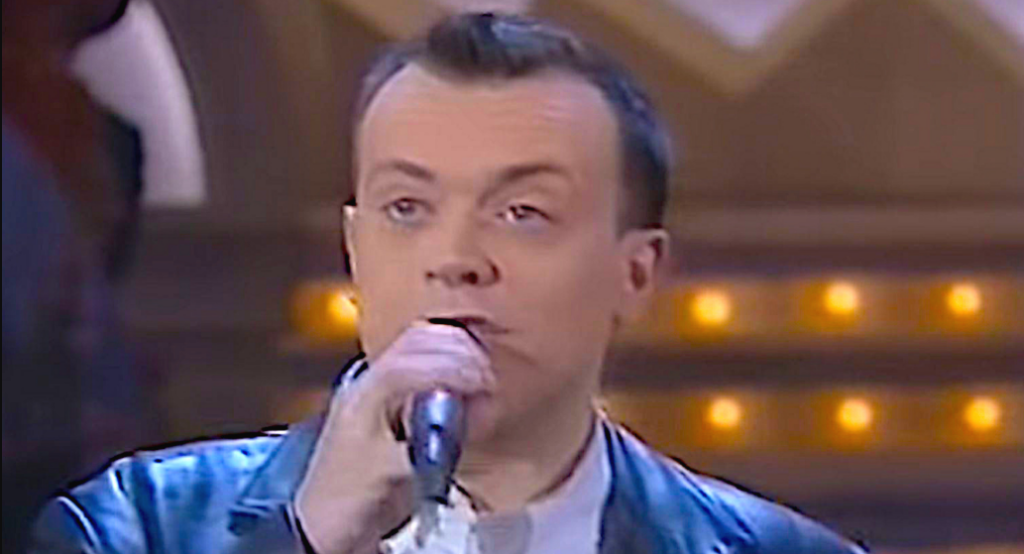 Max Pezzali canta a Sanremo nel 1995