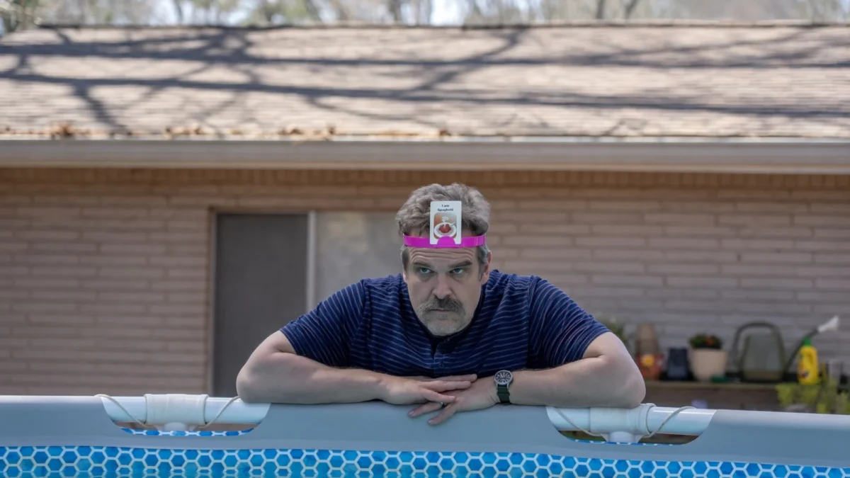 David Harbour in una scena di DTF St Louis 1x01