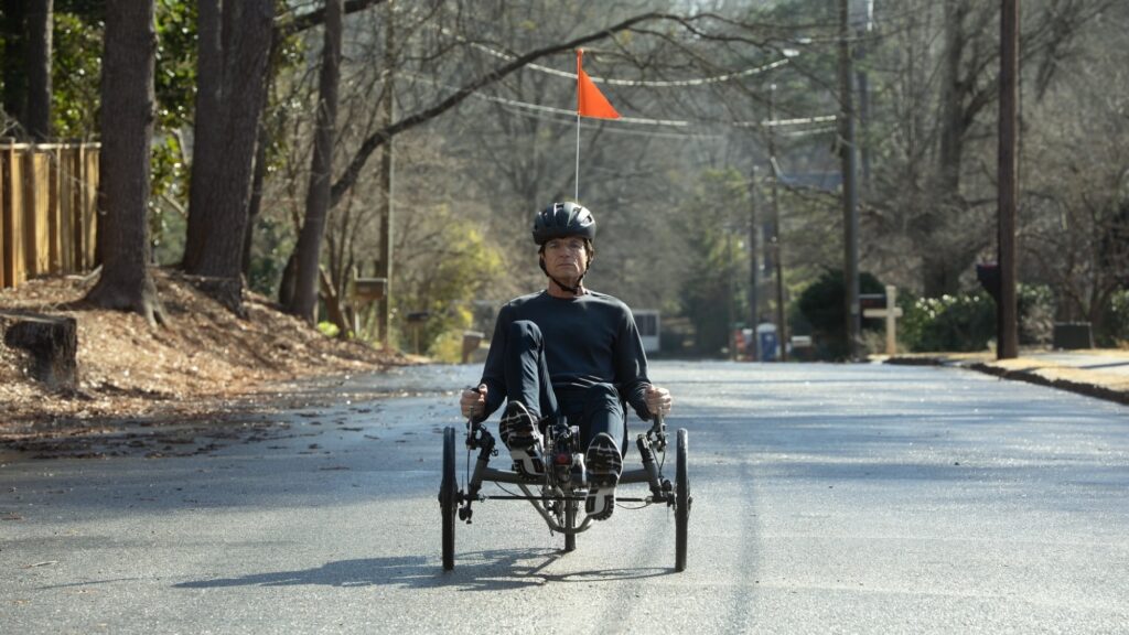 Clark a bordo della sua bicicletta reclinabile