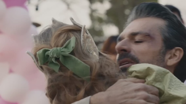 Ligas abbraccia sua figlia alla festa di compleanno