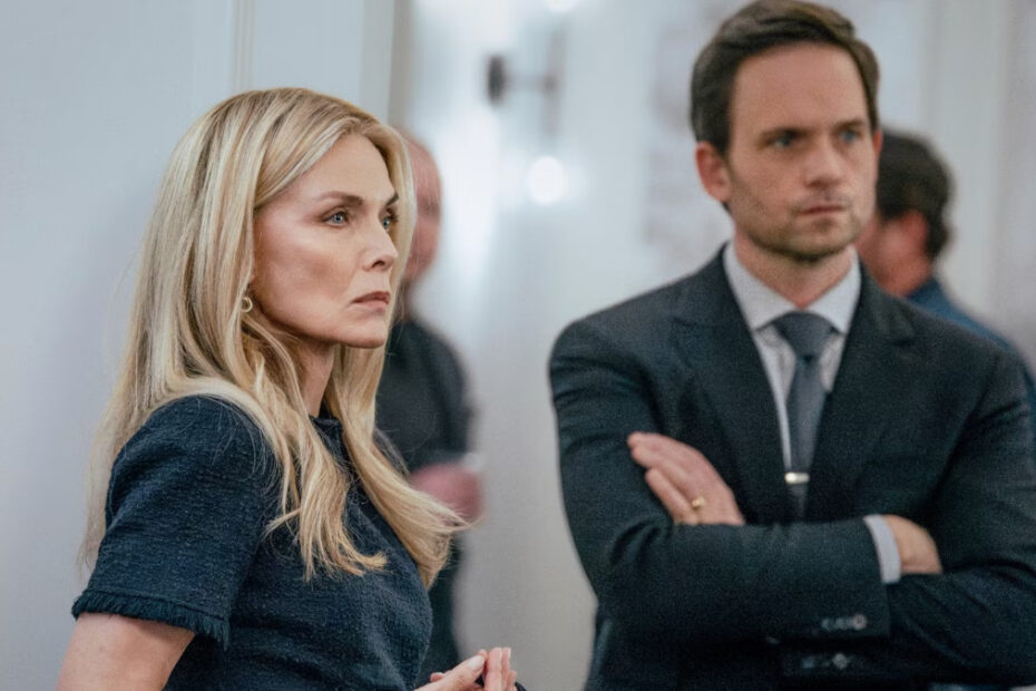 Stacy e Russell osservano le persone venute a rendere omaggio a Preston, in The Madison