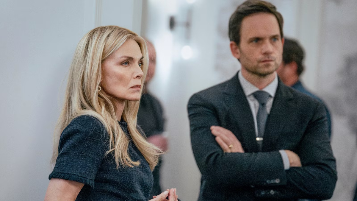 Stacy e Russell osservano le persone venute a rendere omaggio a Preston, in The Madison