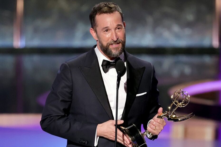Noah Wyle ritira l'Emmy Awards per The Pitt