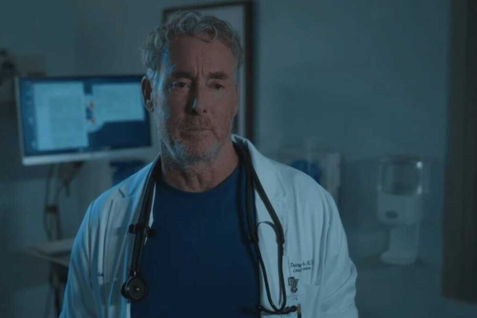 Il Dottor. Cox in una scena del revival di Scrubs