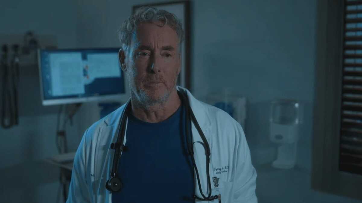 Il Dottor. Cox in una scena del revival di Scrubs