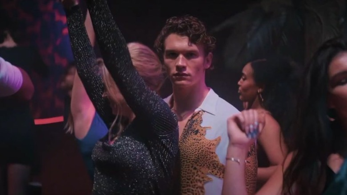 Ilya in una scena di Heated Rivalry