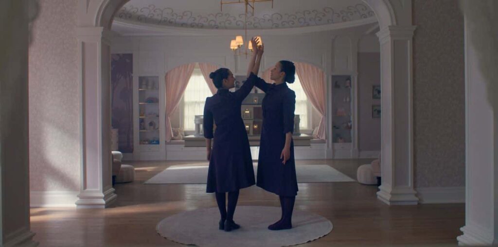 Agnes e Becka provano i passi di danza nel quarto episodio di The Testaments