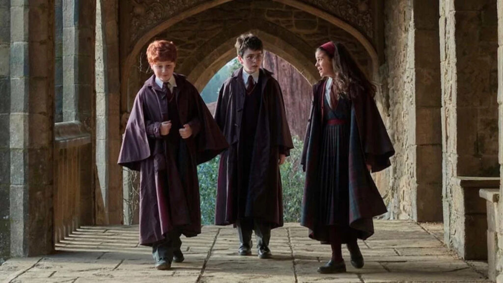 Il trio di Harry Potter in una prima scena della Serie Tv