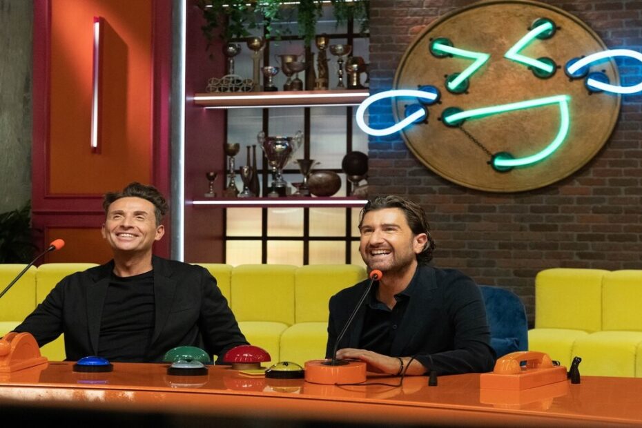 Pintus e Siani in una scena tratta da LOL - Chi Ride è Fuori 6