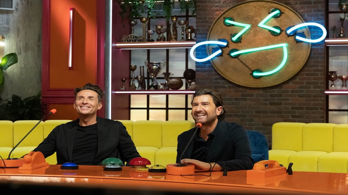 Pintus e Siani in una scena tratta da LOL - Chi Ride è Fuori 6