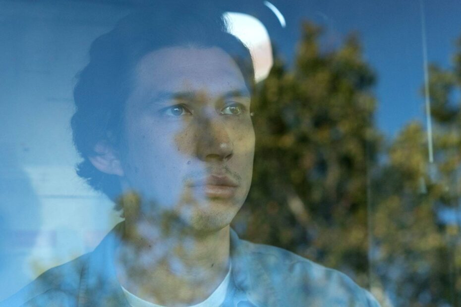 Paterson alla guida del pullman in una scena del film