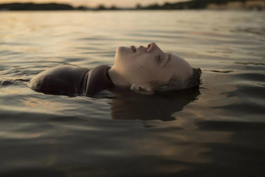 Una scena tratta da Unorthodox, una delle migliori miniserie da vedere su Netflix