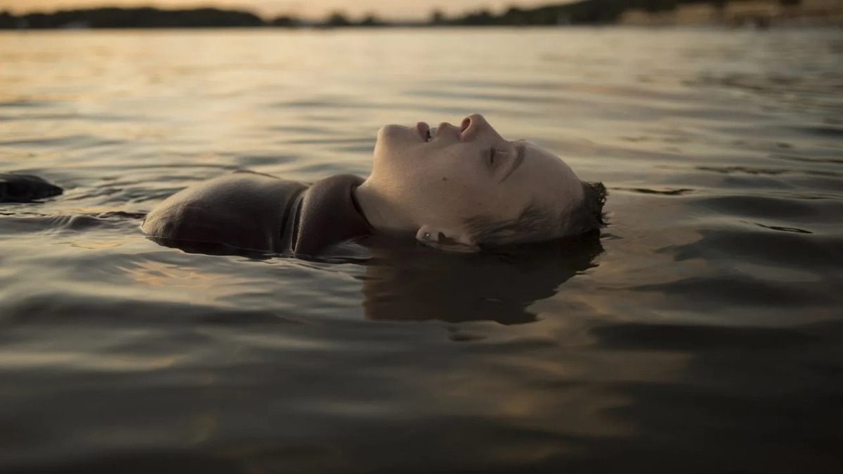 Una scena tratta da Unorthodox, una delle migliori miniserie da vedere su Netflix