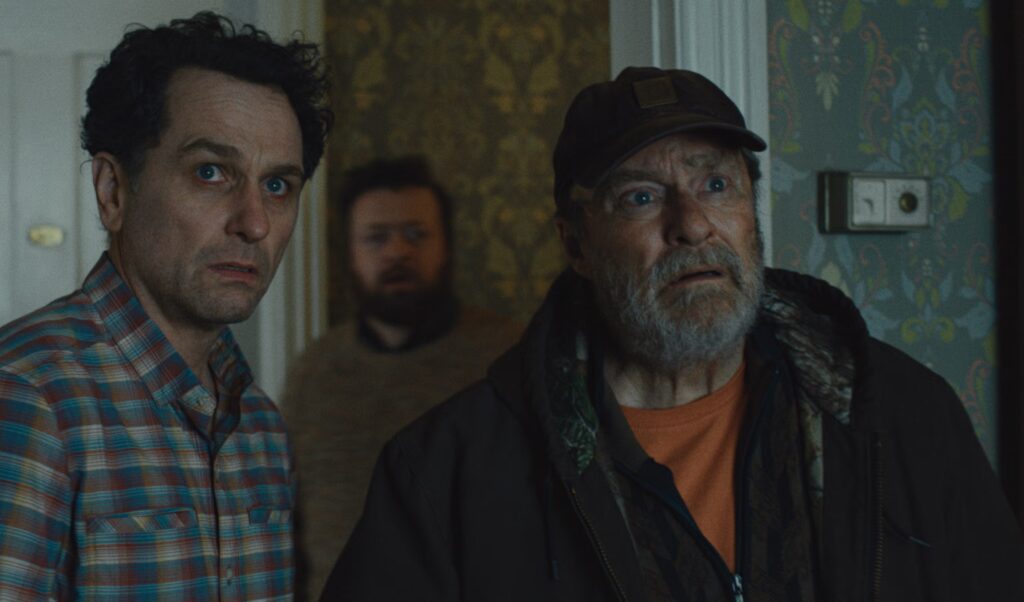 Tom e Wyck nel secondo episodio di Widow's Bay