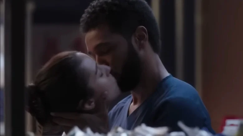 Jules e Winston in una scena di Grey's Anatomy 22