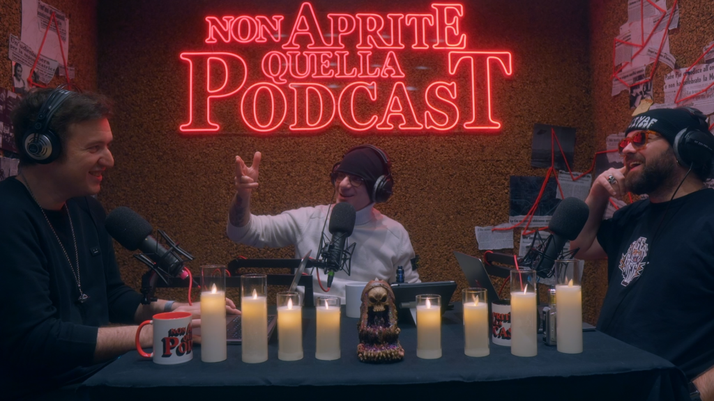una scena di non aprite quella podcast, uno dei migliori podcast