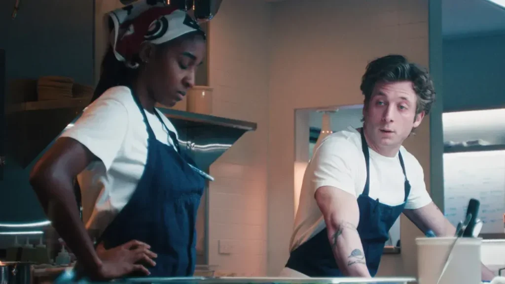 Carmy e Syd alle prese con le mille difficoltà della cucina