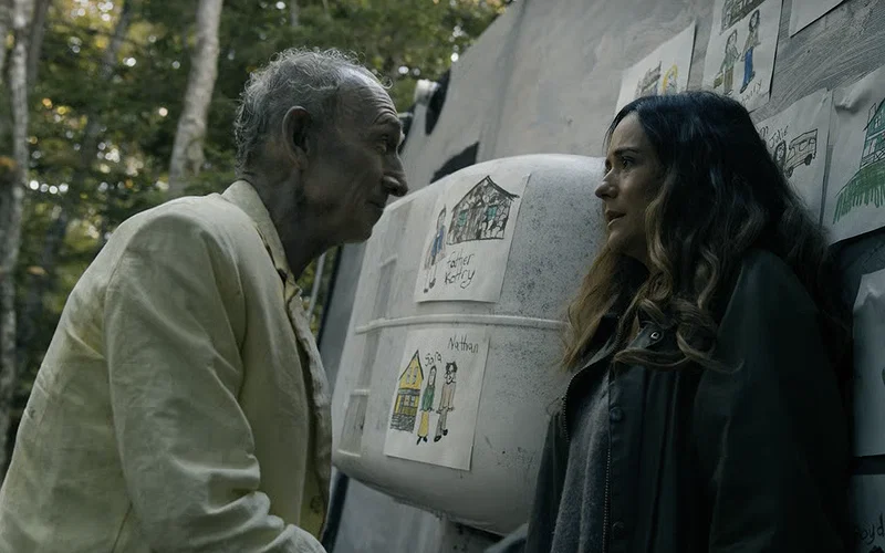 Un'immagine del Man in Yellow e Tabitha in From