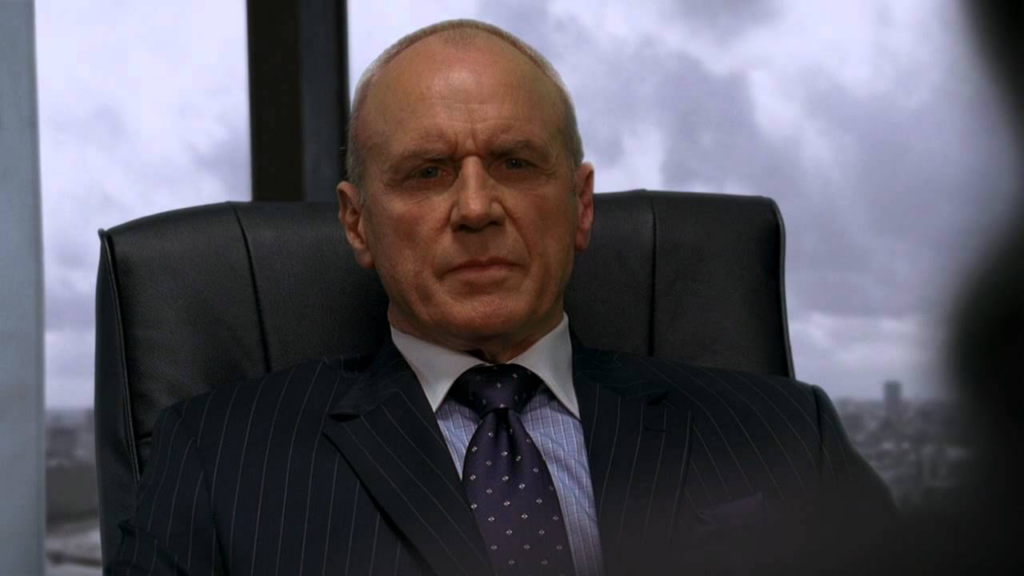 Charles Widmore in una scena di Lost 