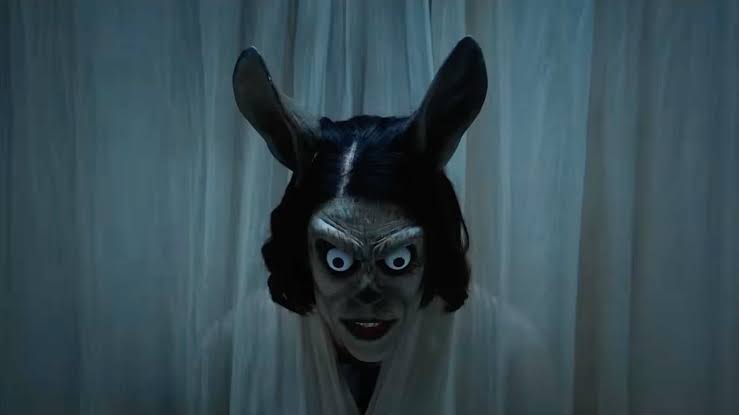 lo strano coniglio in Hokum, uno dei migliori film horror di questa estate 2026