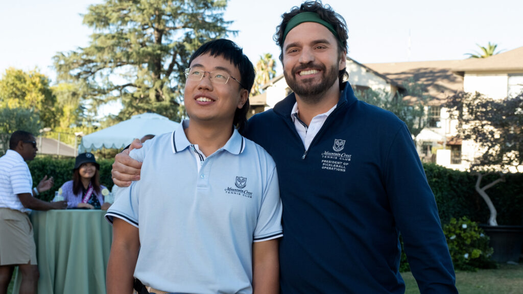 Aaron Chen e Jake Johnson in “The Dink - Mago del pickleball”