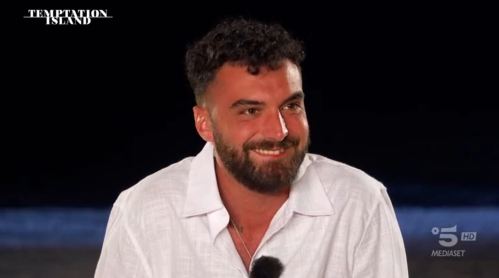 Andrea aspetta sul tronco Iris a temptation island 2026