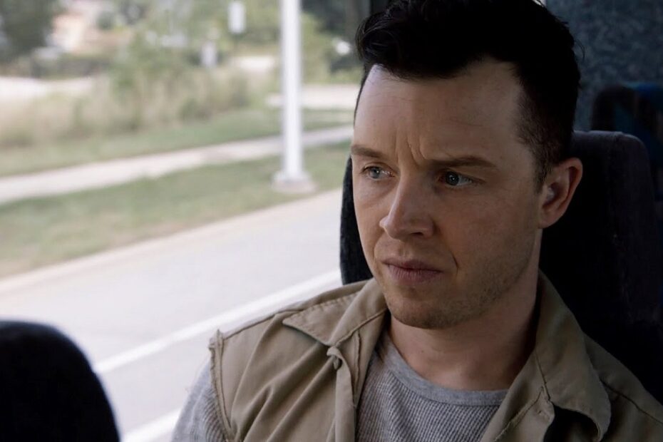 Mickey in una scena di Shameless