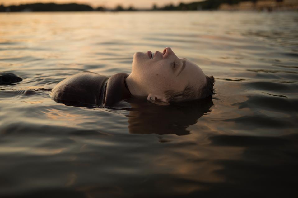 Unhortodox è una delle miniserie da meno di 6 episodi da vedere assolutamente su Netflix
