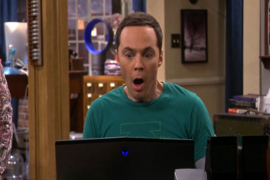 Sheldon in una scena di the big bang theory