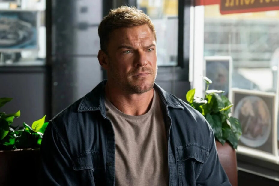 Reacher, assorto e seduto a una tavola calda, in attesa dei suoi nuovi nemici in Reacher 4