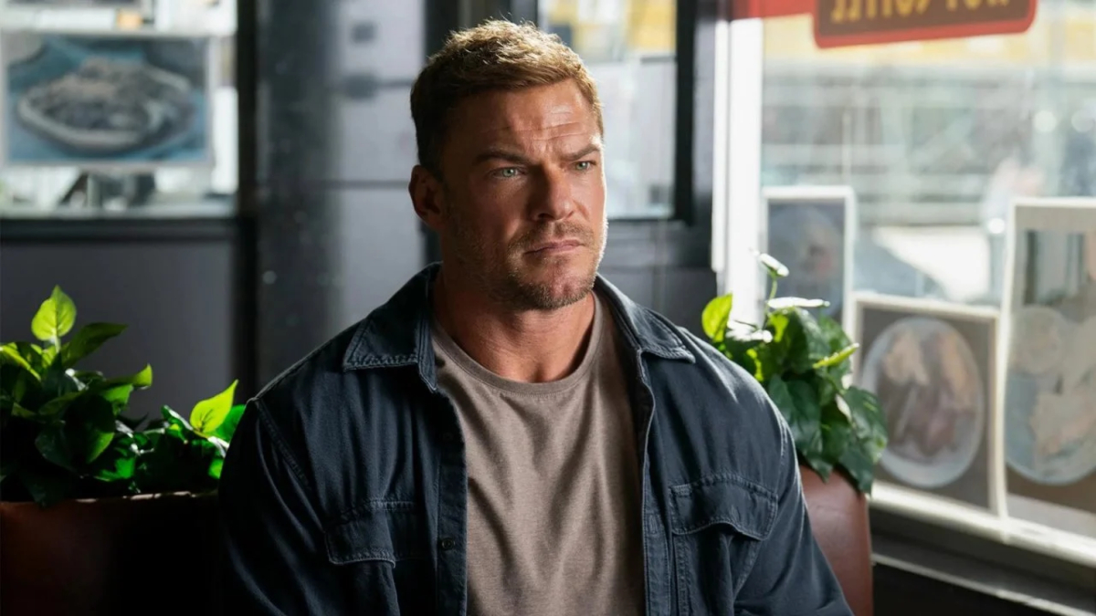 Reacher, assorto e seduto a una tavola calda, in attesa dei suoi nuovi nemici in Reacher 4