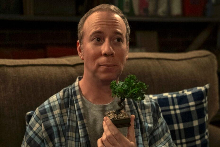 Stuart sembra perso nei suoi pensieri, di fronte a un invitante piccolo bonsai, in Stuart Fails to Save the Universe