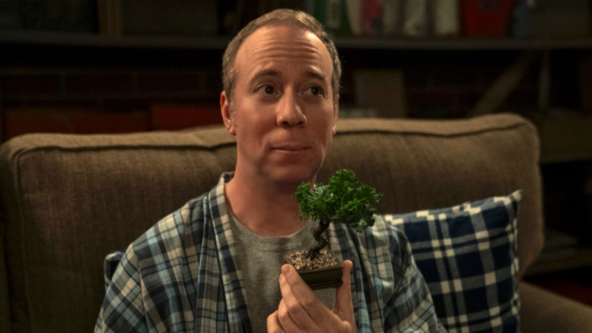 Stuart sembra perso nei suoi pensieri, di fronte a un invitante piccolo bonsai, in Stuart Fails to Save the Universe