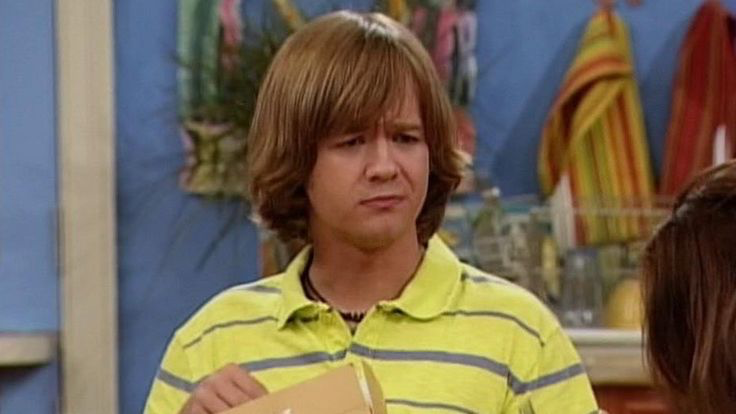 Jason Earles è uno degli attori delle serie tv che, in Hannah Montana, hanno interpretato un adolescente nonostante l'età